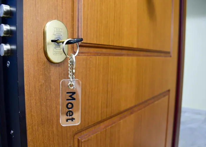 Moet Free Private Parking Apartment